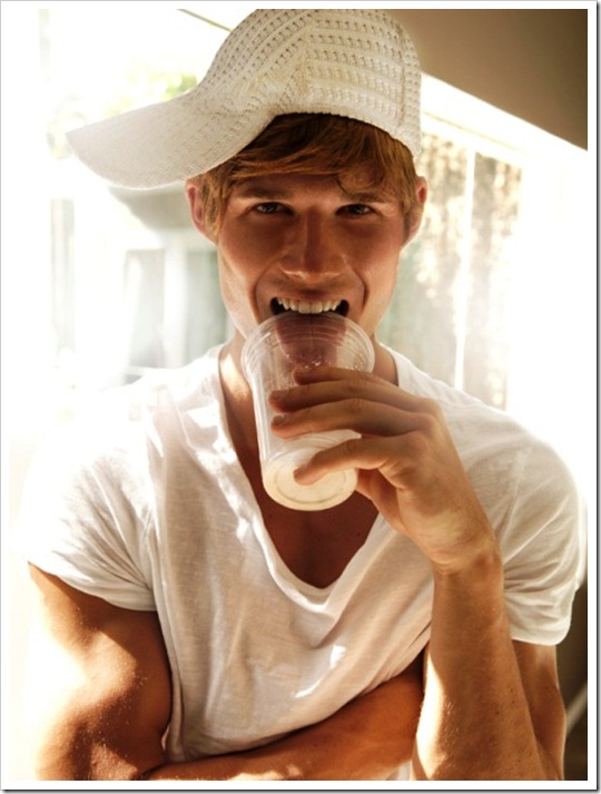 t-shirt-and-baseball-hat