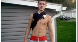 Sagger Showing Some Abs