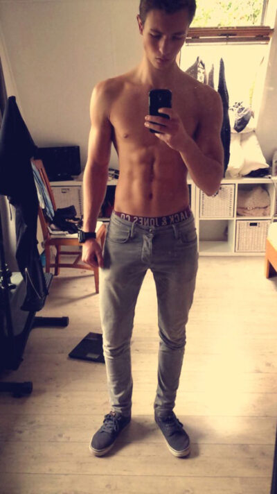 Skinny Jeans Selfie