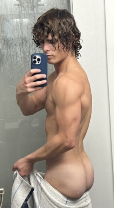 Smooth Bubble Butt Selfie